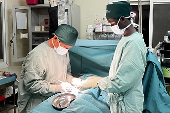 現地スタッフと協力して行う手術 © MSF