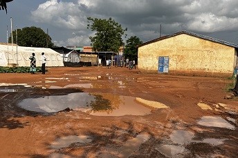 アウェイル病院の構内。雨期は水溜りを避けて進む © MSF