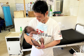 子宮破裂後、奇跡の生還を果たした赤ちゃんと © MSF