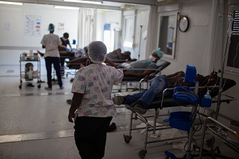 多くの負傷者が搬送されるタバル病院（最奥は本人）<br> =2022年12月　© MSF/Alexandre Marcou