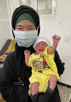 困難な出産を経て生まれた赤ちゃんと=2022年<br> © MSF