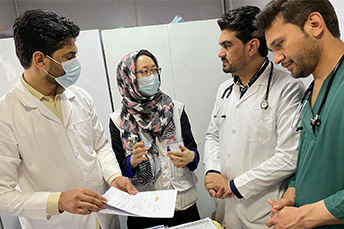 現地の医師と症例管理や診療の方針について話し合う　Ⓒ MSF