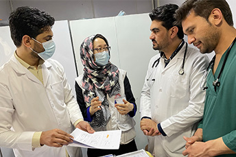 現地の医師と症例管理や診療の方針について話し合う Ⓒ MSF