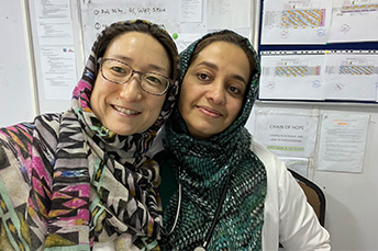 仲良くなった現地の女性医師と Ⓒ MSF