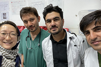 病院での活動最終日の記念撮影　Ⓒ MSF