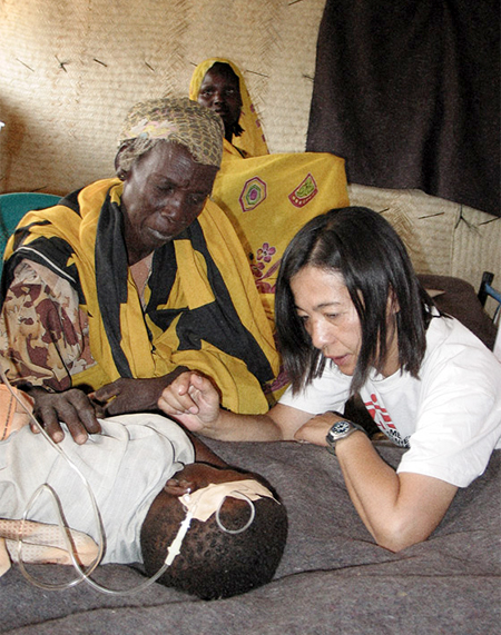 スーダン・ダルフールの国内避難民キャンプに立ち上げた<br> MSF診療所で、患者を見守る道津＝2004年　© MSF