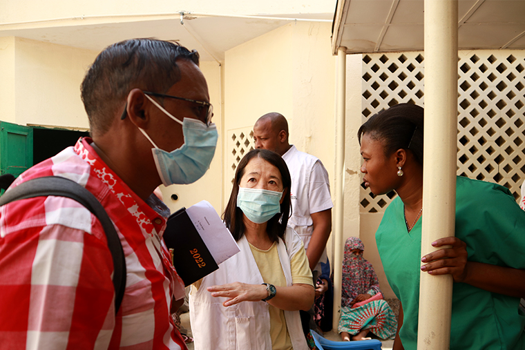 カノの助産院で検査技師、看護師と話し合う　© MSF