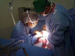 手術中の筆者(写真左)© MSF