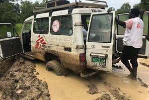 車が泥にはまって1時間待ちに…… © MSF