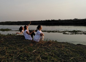 ナイル川の夕日を同僚と眺める © MSF
