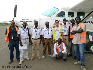 南スーダンのフライトチーム。MSFの飛行機と<br> 運航するパイロット、現地スタッフと私