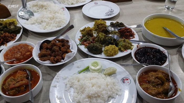 レストランで食べた伝統的なバングラデシュ伝統料理。手で食べるのもたいぶ慣れてきました。