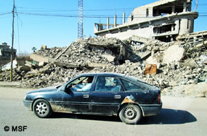 モスル市内には崩壊した建物が残る