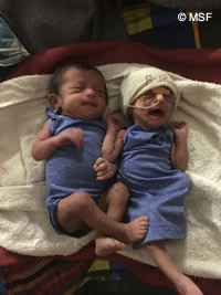 キャンプで生まれた双子の赤ちゃん