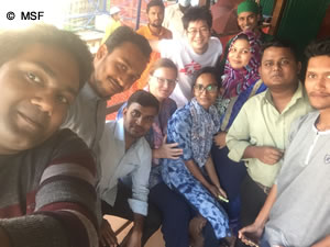 バングラデシュの現地医師、看護師らと