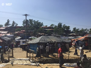 ロヒンギャ難民が暮らすキャンプ<br> 竹やビニールシートで出来た住居が並ぶ<br>