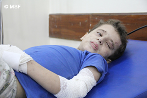 モスル市内の戦闘に巻き込まれて広範囲のやけどを負った少年。<br> MSFの現地スタッフも被害者としてつらい体験をしている。<br> 