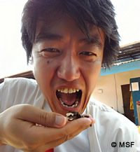 現地の虫料理に挑戦!