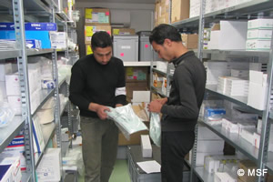 薬局の倉庫で在庫管理をするMSFスタッフ