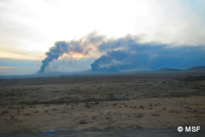 油田から立ち上る黒煙が空を覆っていた