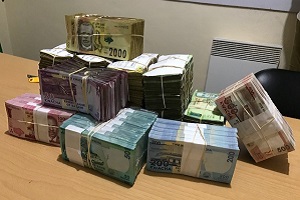 紙幣は最高額が2,000マラウイ・クワチャ（約300円）。<br> 銀行から100万円程度引き出すだけで、これだけの紙幣が <br> © Tamae Hatai/MSF
