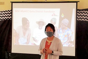 プロジェクトの保健省への引継ぎについて<br> 地元のリーダーらに説明　© MSF