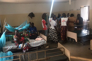 ムンドゥリの病院　入院病棟での回診　© MSF