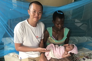 ムンドゥリの病院で診察した「ともひろ」くん　© MSF