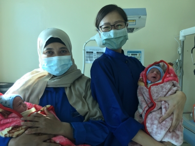 現地の助産師と。<br> 2021年最初に生まれた双子の赤ちゃん© MSF