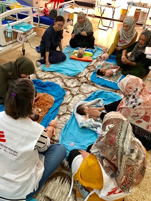 ベビーマッサージの技術指導 © MSF