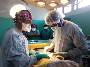 現地の外科医と一緒に手術にあたる © MSF