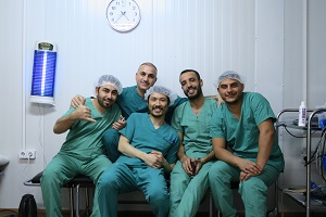 手術室のスタッフたちと　© MSF