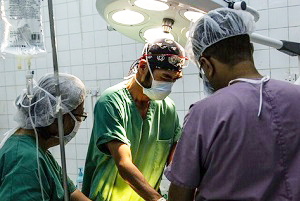 銃で撃たれた患者さんの手術にあたる滝上隆一外科医<br> 　© Agnes Varraine-Leca/MSF