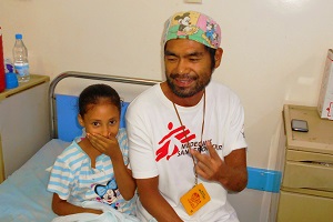 胸部銃創の少女と退院前に<br> Tシャツと帽子のデザインが一緒で盛り上がった © MSF