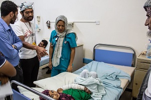 回診で患者さんのようすをみる<br> © Agnes Varraine-Leca/MSF
