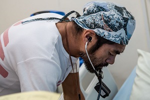 日本の同僚から送られた手術帽は気持ちの支えにもなった<br> © Agnes Varraine-Leca/MSF
