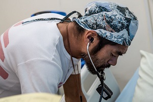 日本の同僚から送られた手術帽は気持ちの支えにもなった<br> © Agnes Varraine-Leca/MSF
