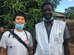 悔しい思いをしながらも、現地スタッフと<br> 力を合わせて診療にあたる　© MSF