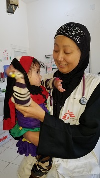 ハイダン病院での勤務最終日に退院する赤ちゃんと<br> 🄫 MSF