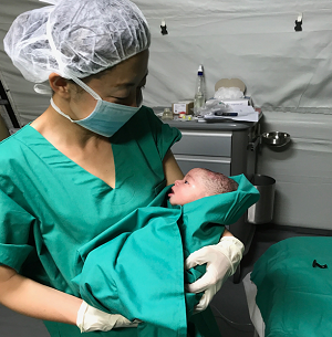 センターで最初に生まれた赤ちゃん © MSF