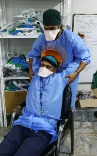 激務で疲れ切った看護師を<br> 理学療法士がマッサージ © MSF