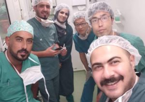 初回の派遣先、イラクで一緒に働いた手術室の“家族“<br> © MSF