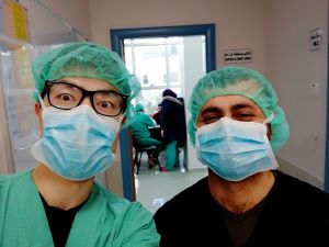 現地スタッフのクリーナーと、新しくなった手術室の前で<br> © MSF