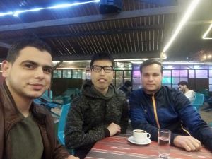 現地の看護師(左)と感染管理担当スタッフ(右)<br> 活動最後の夜 © MSF