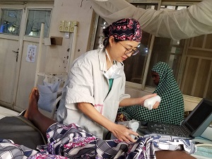 エコーを使って妊婦さんを検診中。<br> 帽子は市場で購入した布から手作りしました<br>  © Sumire Sorano/MSF