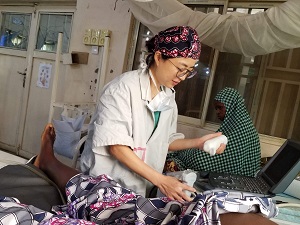 エコーを使って妊婦さんを検診中。<br> 帽子は市場で購入した布から手作りしました<br> © Sumire Sorano/MSF
