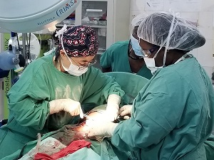 手術中の空野医師（左）© Sumire Sorano/MSF