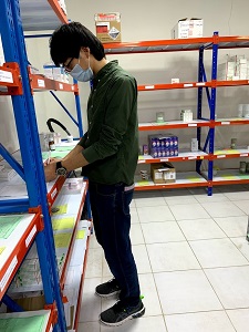 薬局で薬の在庫を確認 © MSF