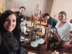 多様な国籍のスタッフとの共同生活。<br> 週末には餃子やお好み焼きを作ってふるまった <br> © MSF