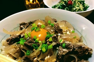 ケニアで作った牛丼…気持ちが上がります!<br> © Naoharu Takata/MSF